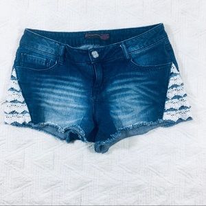 No Boundaries  Sz 9 Laced Jean Shorts